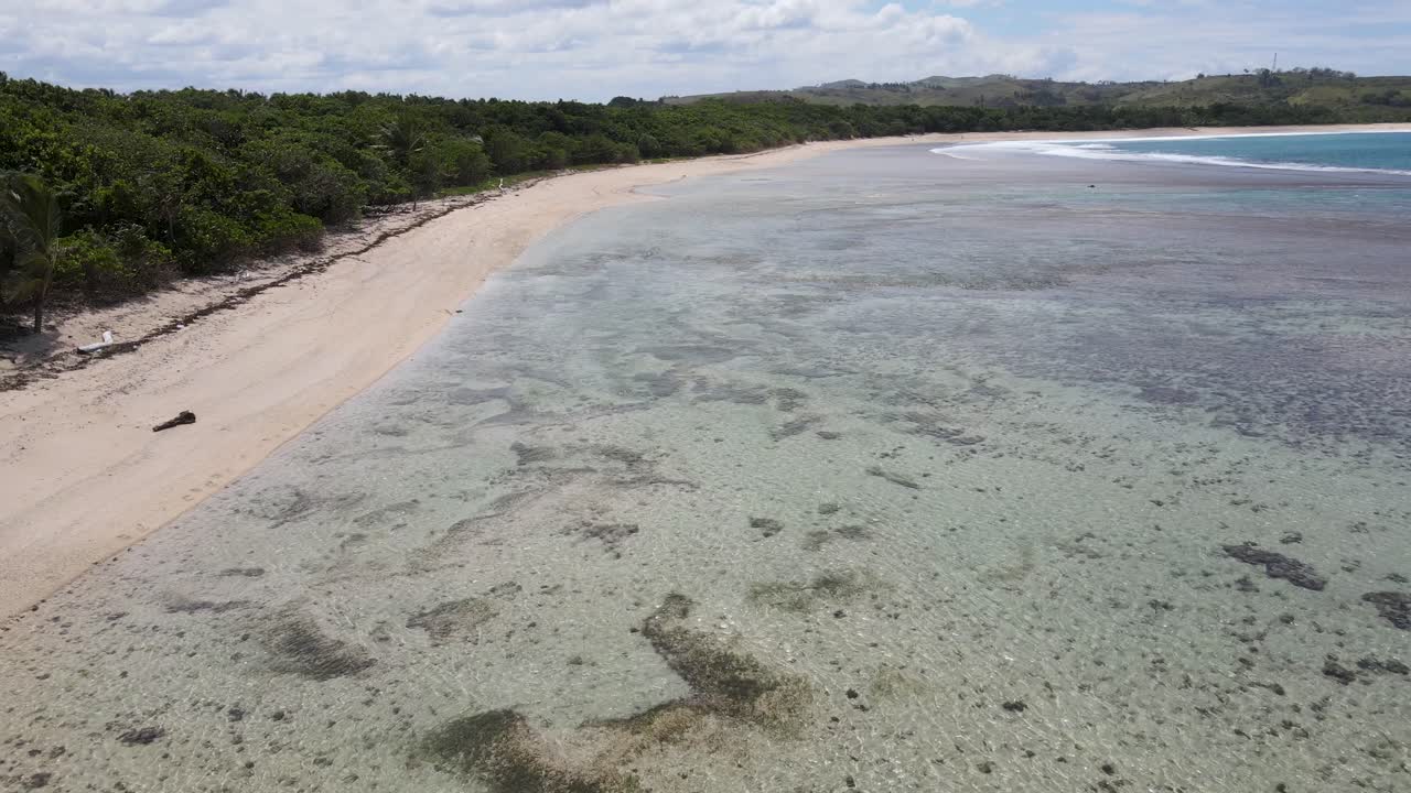 playa de natadola: aguas azules, arrecifes de coral, costas bordeadas de palmeras y colinas verdes