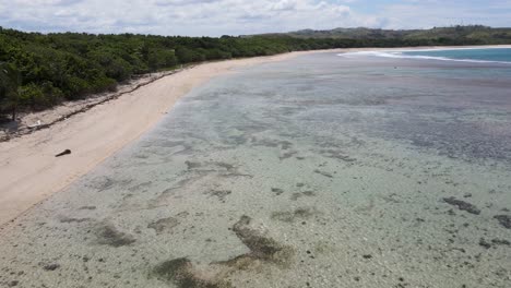 Natadola-Beach:-Azurblaues-Wasser,-Korallenriff,-Palmengesäumte-Strände-Und-Grüne-Hügel