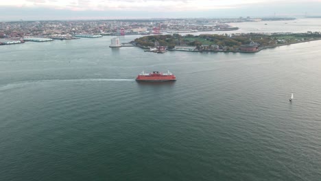 barco de transporte de agua en el punto de picnic de la isla de los gobernadores de la bahía superior al atardecer
