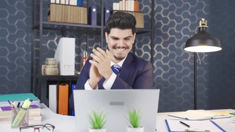 hombre de negocios al que le gusta lo que ve en la computadora portátil.