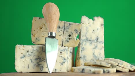trozos de queso brie en la mesa con un cuchillo girar lentamente.