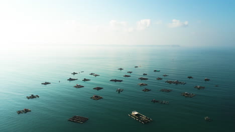 Muchas-Jaulas-Flotantes-Para-La-Cría-De-Peces-Y-Langostas-En-El-Puerto-Pesquero-De-Awang-Bay,-Lombok,-Mertak,-Indonesia