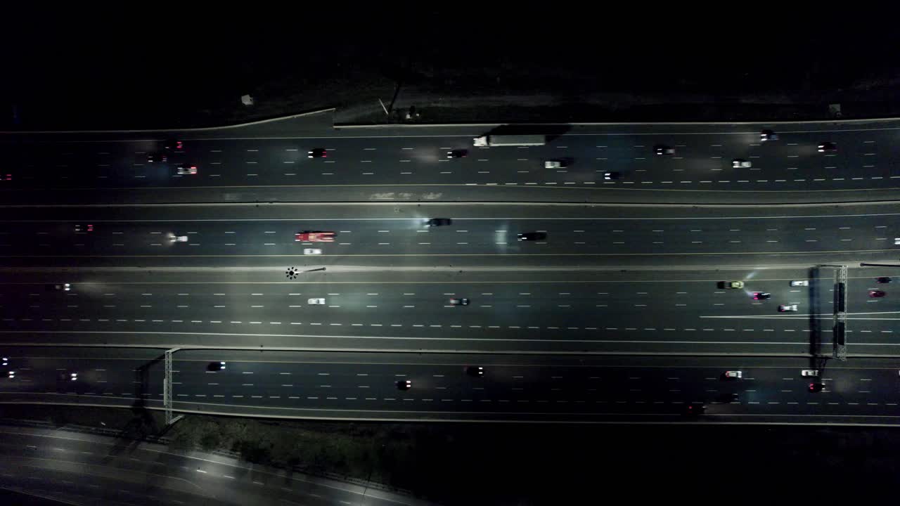 밤에 고속도로 교통을 통해 돌진하는 자동차, 위에서 볼 수 있는 비행, 고속도로 401 캐나다