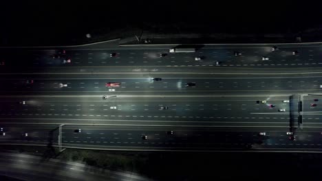 autos corriendo a través del tráfico de la autopista por la noche, vista aérea desde arriba, autopista 401 canadá