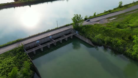 Welland-Kanal-Und-Fluss-Kreuzen-Sich-Zur-Wasserumleitung-Und-Zum-Tunnel