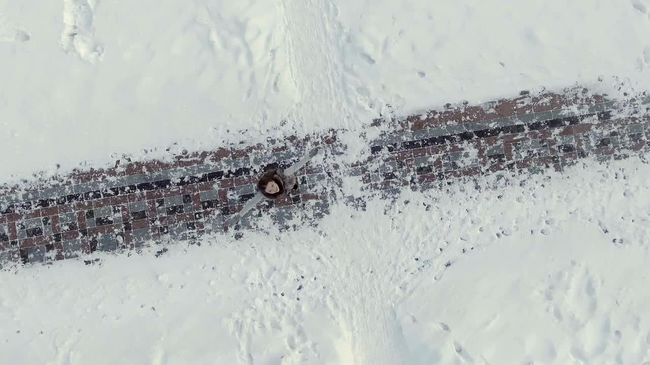 счастливая девушка со стеклом кружится по зимней тропе