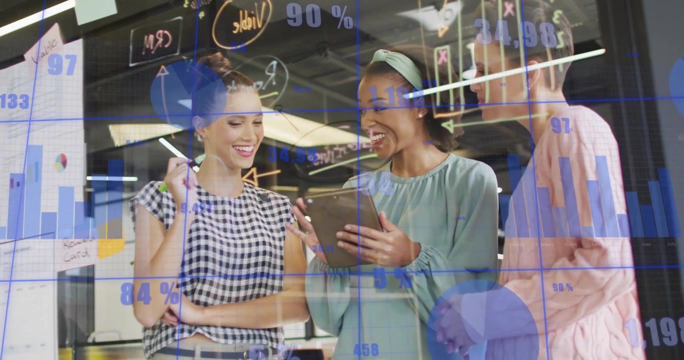 Três colegas mulheres tocando no tablet e desenhando em um painel transparente, exibindo sobreposições de dados de tecnologia.