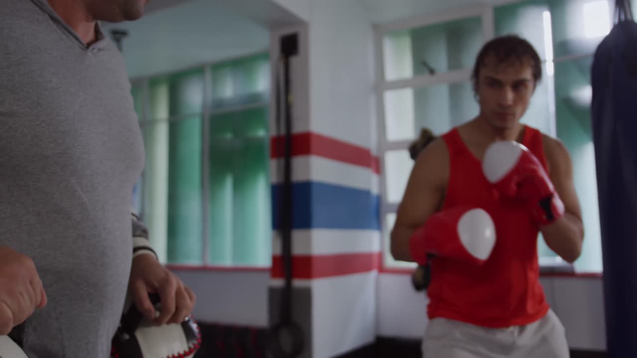 권투 체육관 에서 코치 와 함께 훈련 하는 백인 남자