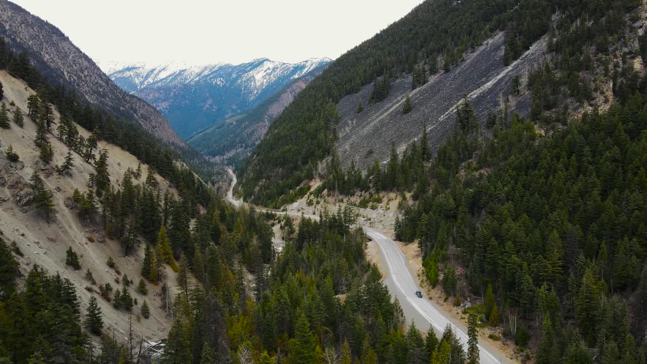toma aérea de un dron de un automóvil conduciendo por duffey lake road en columbia británica, canadá