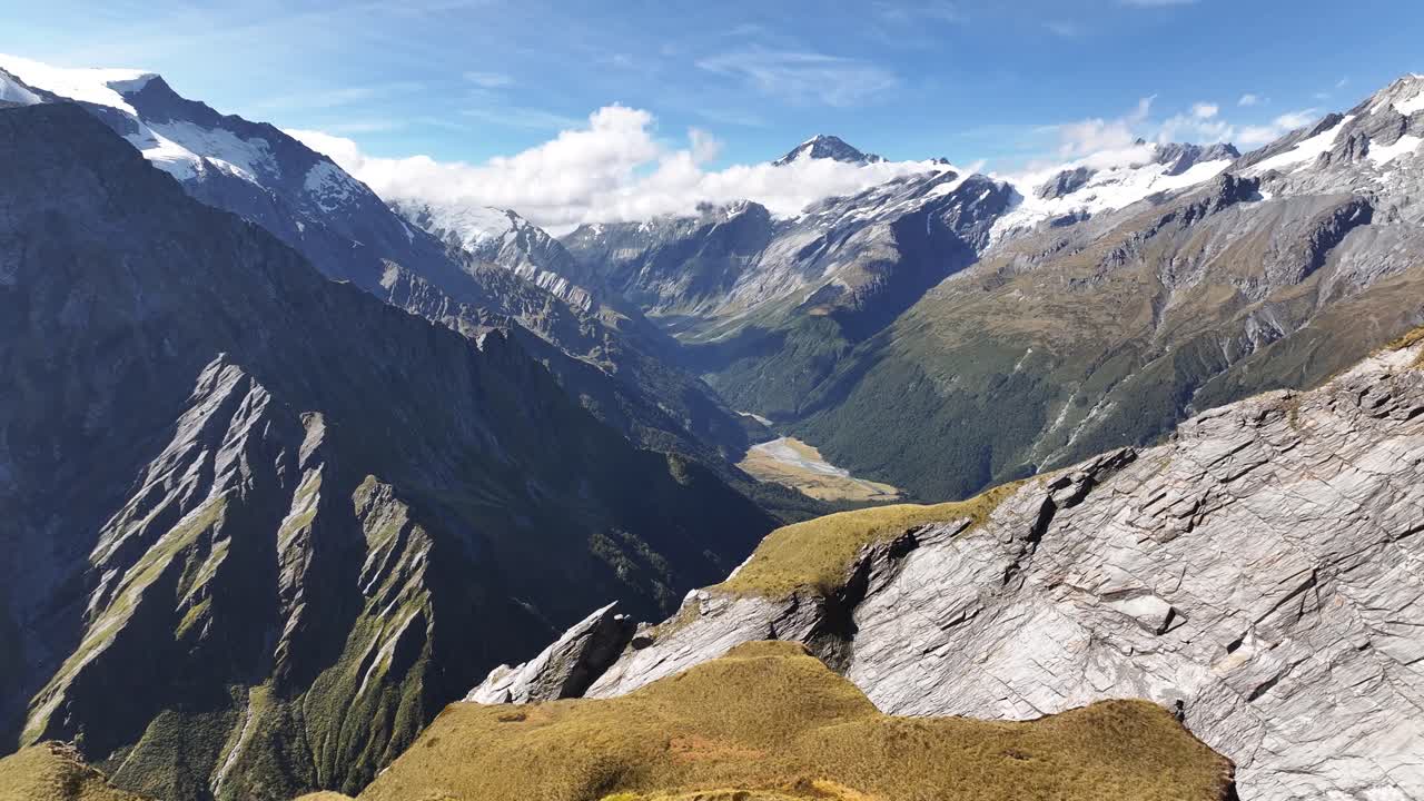 increíble drone del valle de matukituki y el paisaje de los alpes del sur en nueva zelanda, escalada de montañas