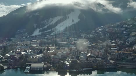 滑雪胜地酒店在奥地利美丽的冬季风景中 阿尔卑斯山,无人机