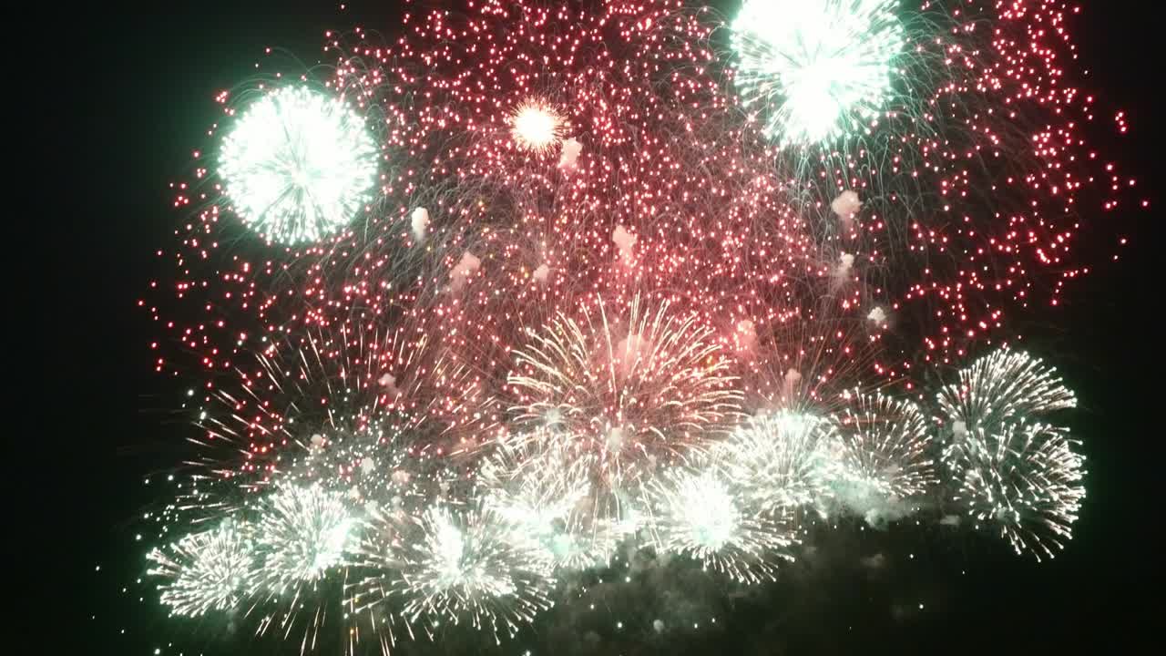 espectáculo de fuegos artificiales por la noche sobre un fondo negro.