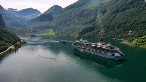 buques de crucero en el fiordo de geiranger, noruega
