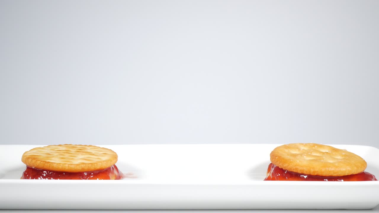 Jam cracker sand strawberry