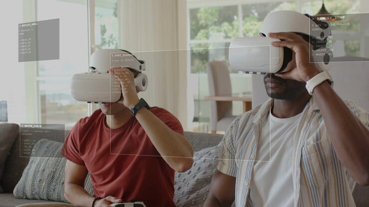 To mænd tager hvide VR-headsets på en sofa, aktiverer HUD-overlejringer og navigerer i spilmenuer