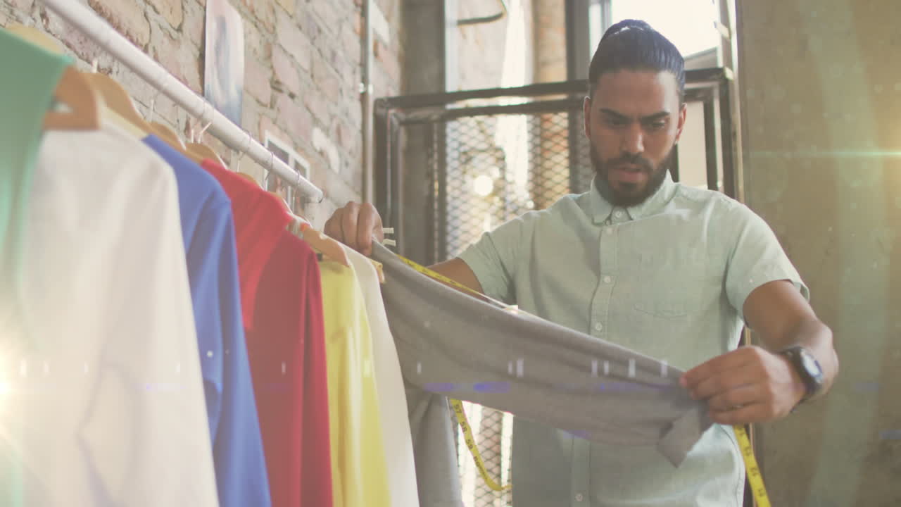 video de rastros de luces sobre hombres de dos razas midiendo paños