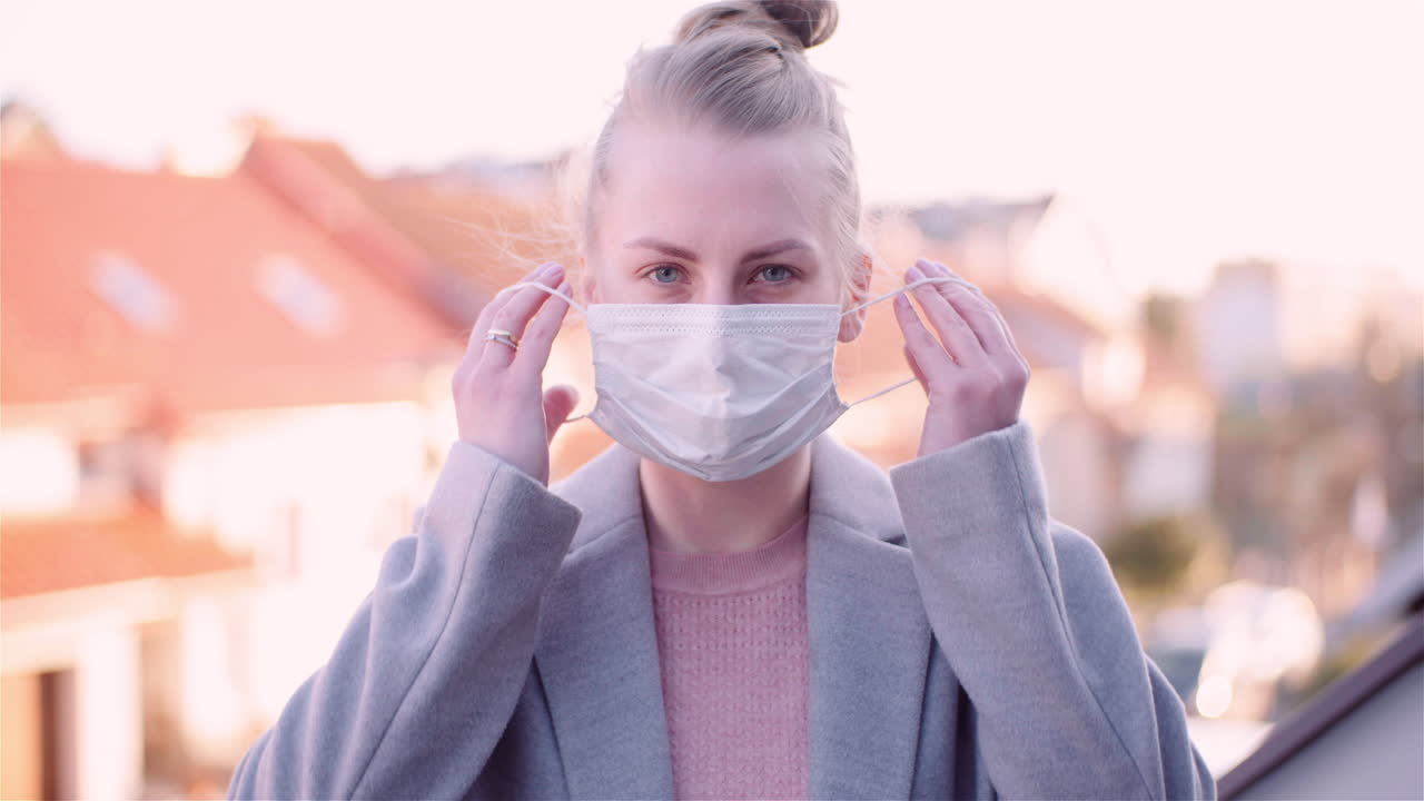 여자는 얼굴에 보호 마스크를 착용 1