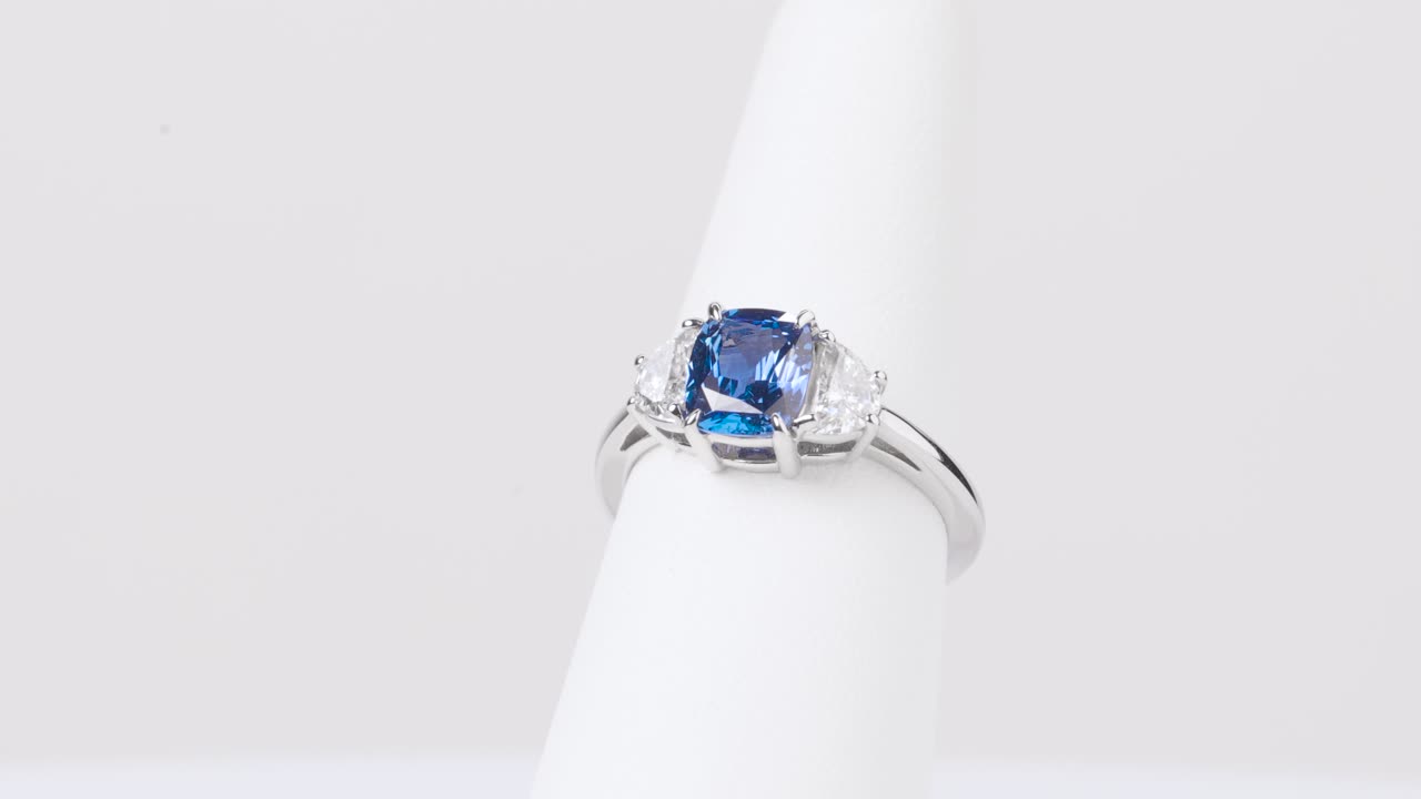 Splendido primo piano di un anello con zaffiro che ruota elegantemente su un espositore per gioielli