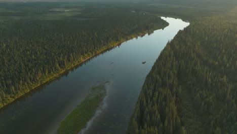 Impresionante-Toma-De-Drones-De-Alto-Vuelo-Del-Sol-Saliendo-Sobre-Un-Gran-Río-En-Labrador,-Canadá