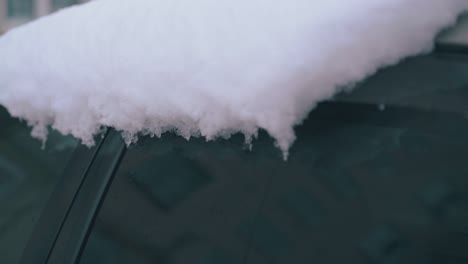 Coche-Moderno-Cubierto-De-Una-Gruesa-Capa-De-Nieve-Después-De-Las-Nevadas.