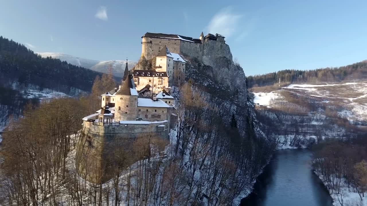 vista aérea alrededor del castillo de orava en la noche de invierno de suuny, eslovaquia