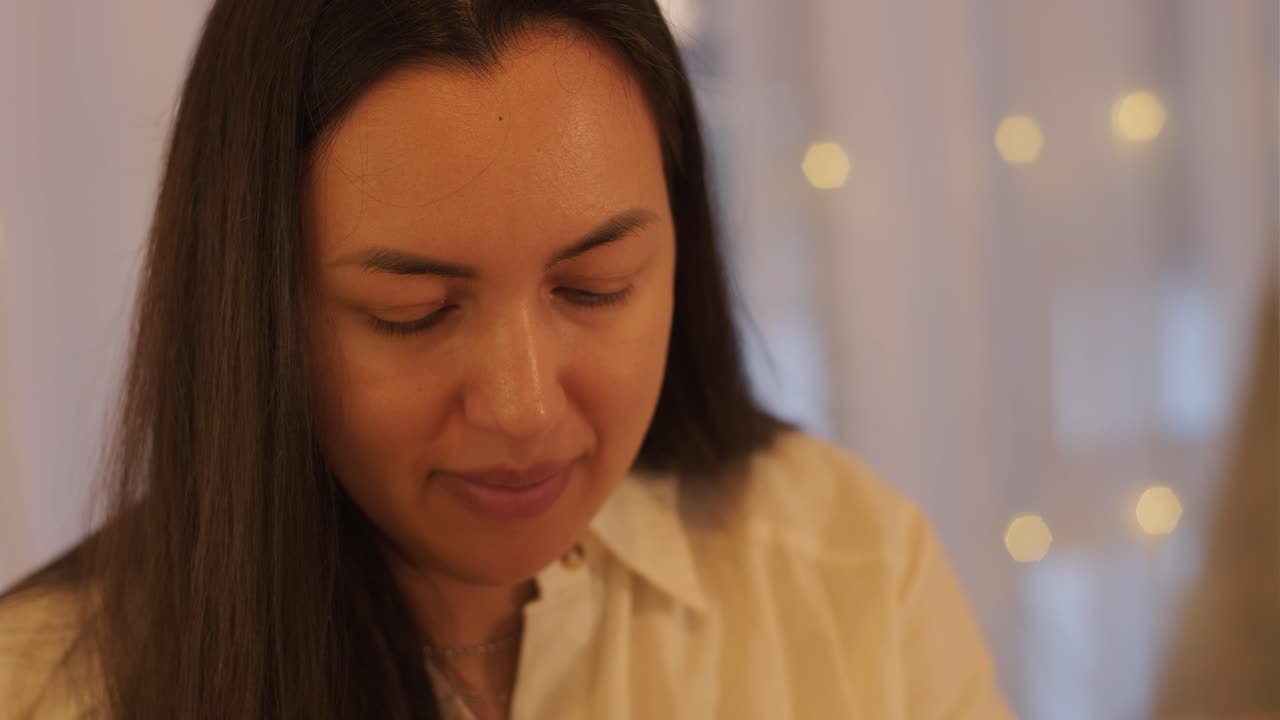 madre e hija preparándose para la celebración de navidad