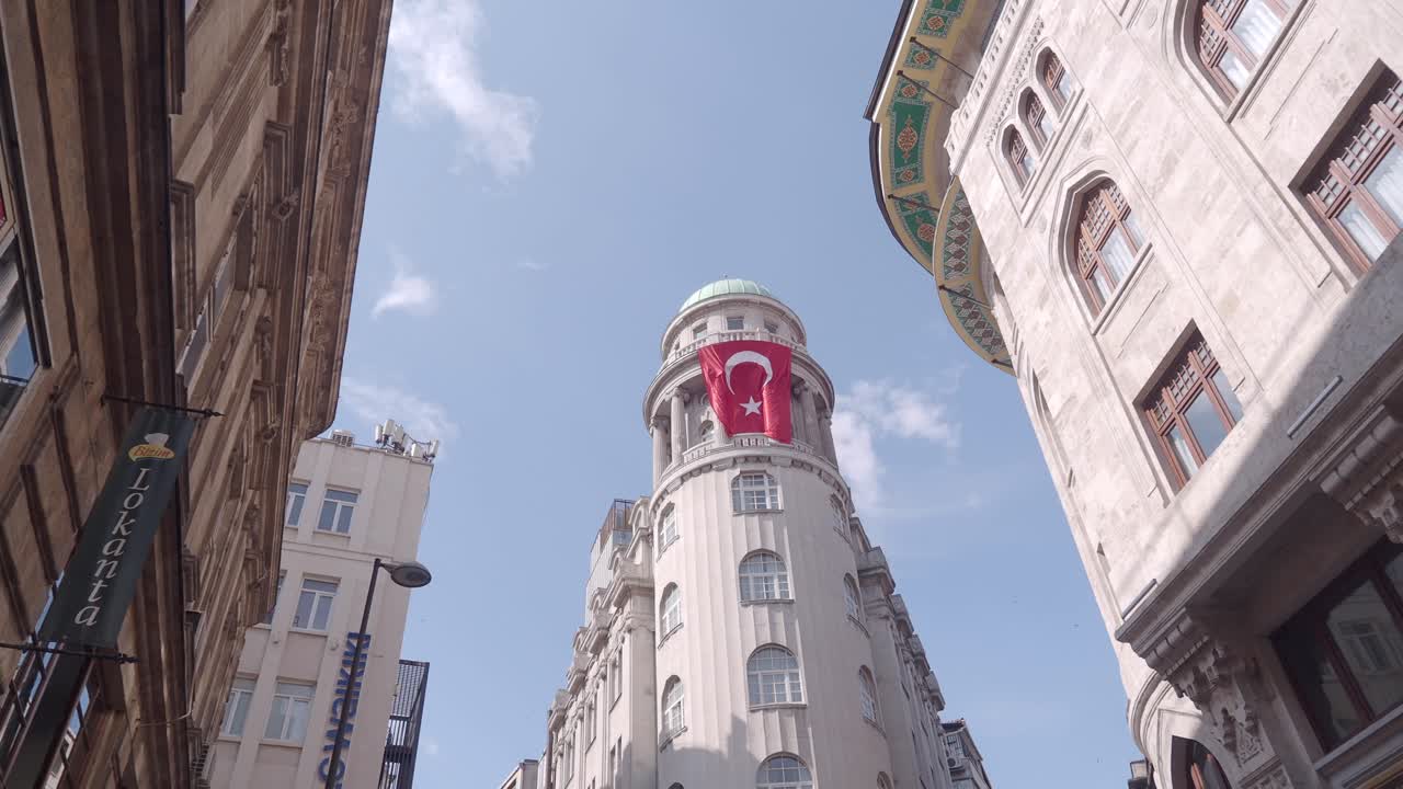 bandera turca volando en un edificio en estambul