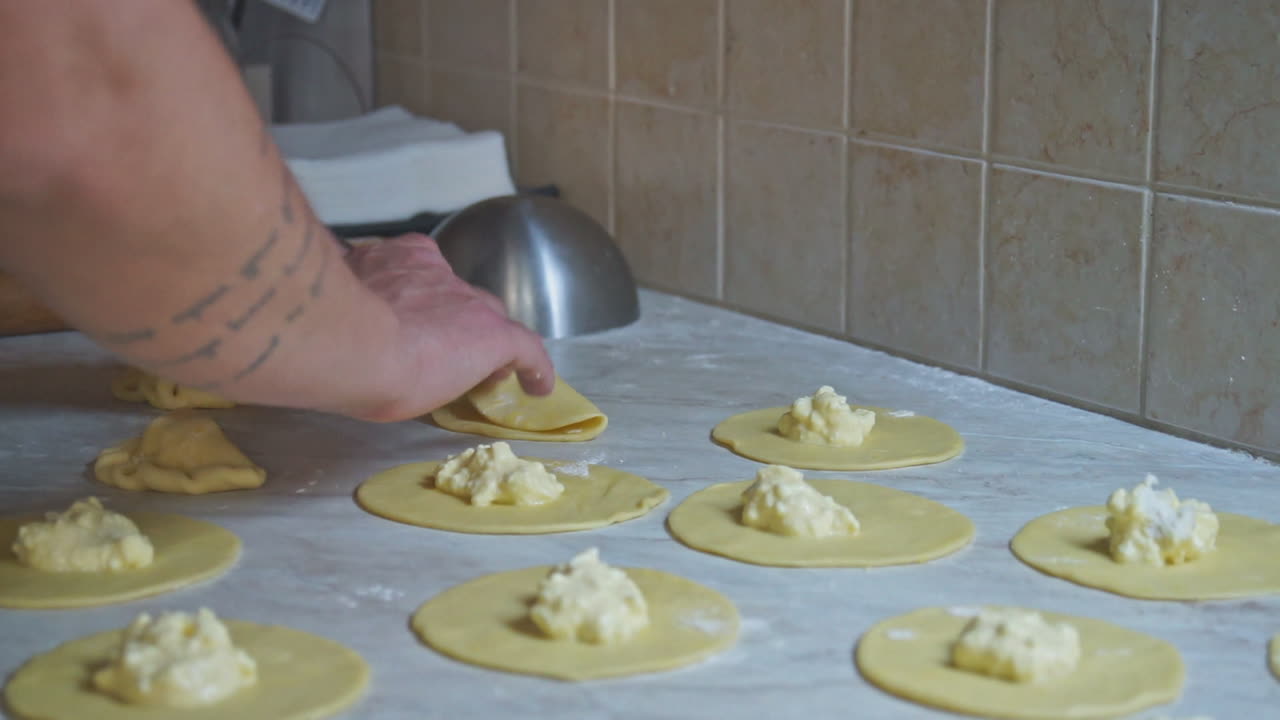 imágenes de primer plano de una mujer preparando pasteles de queso griego caseros