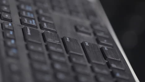 persona escribiendo en un teclado