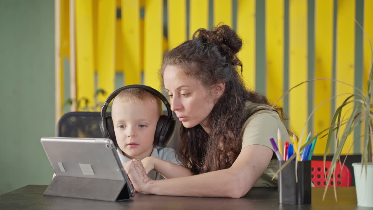 madre e hijo aprendiendo juntos en una tableta
