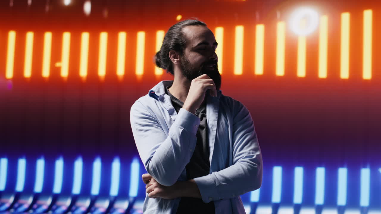 Giovane alla moda che posa in un ambiente futuristico illuminato al neon