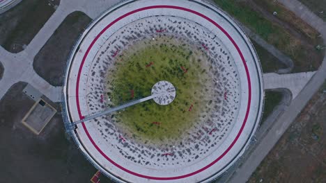 vista superior de un clarificador circular en una planta de tratamiento de aguas residuales en polonia