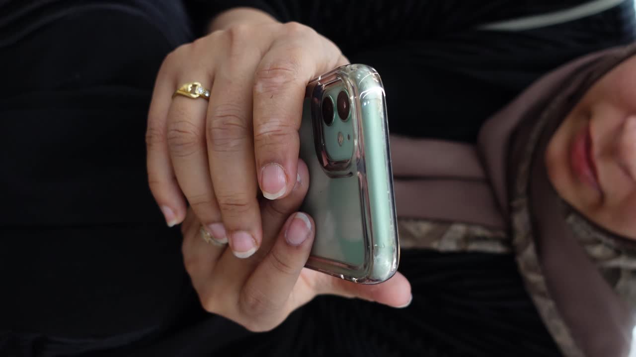 persona con un teléfono inteligente