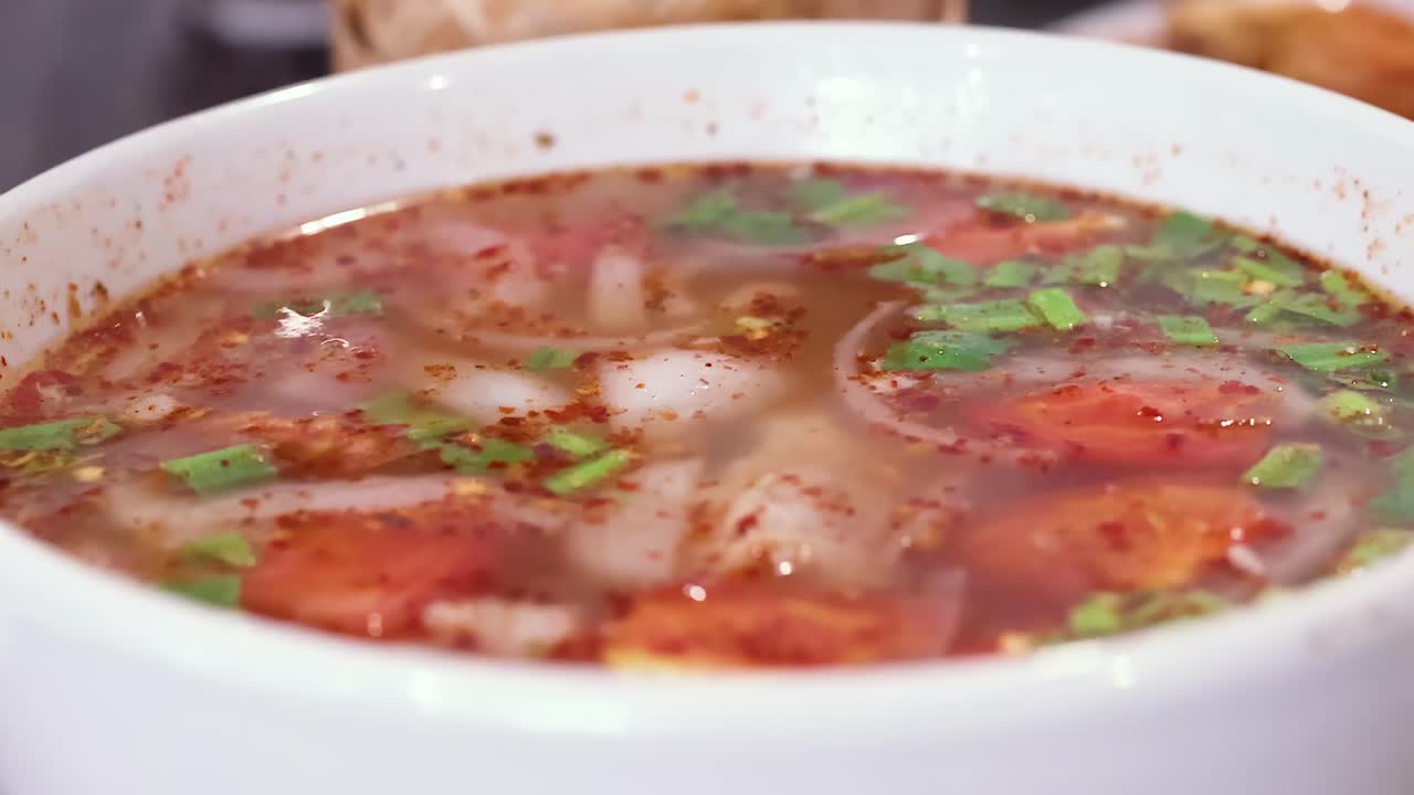 sopa deliciosa servida con platos de acompañamiento