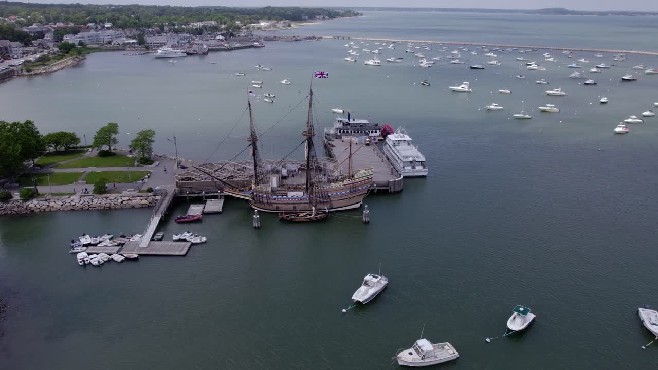 미국 플리머스에 있는 메이플라워 ii 배를 향한 공중 전망 - 접근, 드론 샷