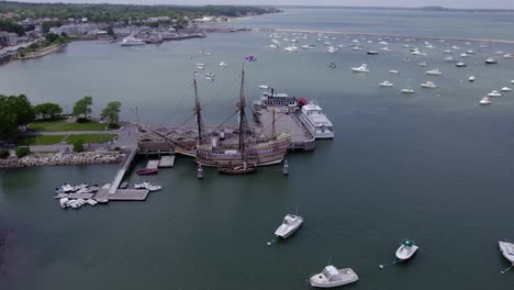 vista aérea hacia el barco mayflower ii en plymouth, ee.uu. - acercándose, disparo de drones