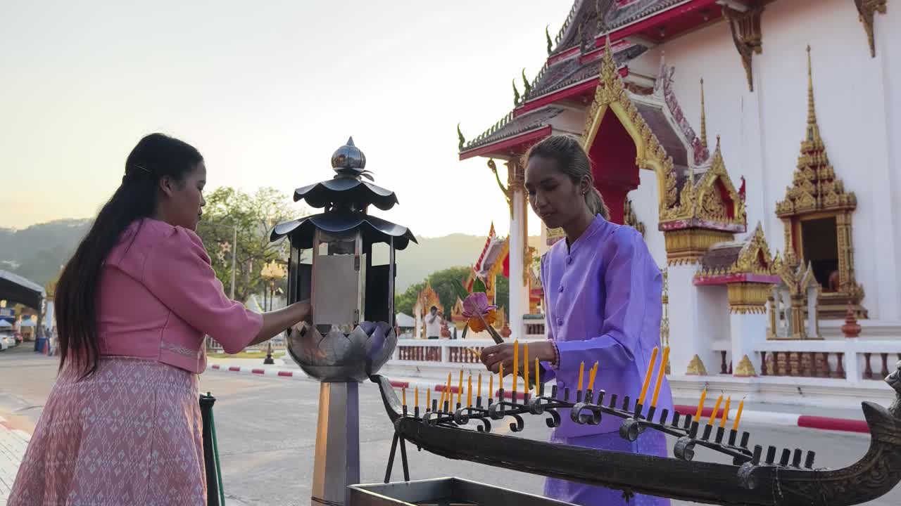 Mujeres orando en un templo en Tailandia