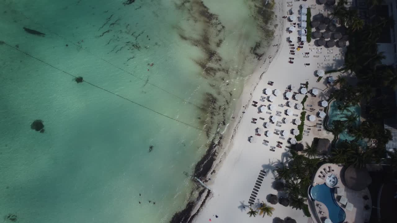 aerial de ojo de pájaro de la playa del complejo en la zona hotelera de cancún