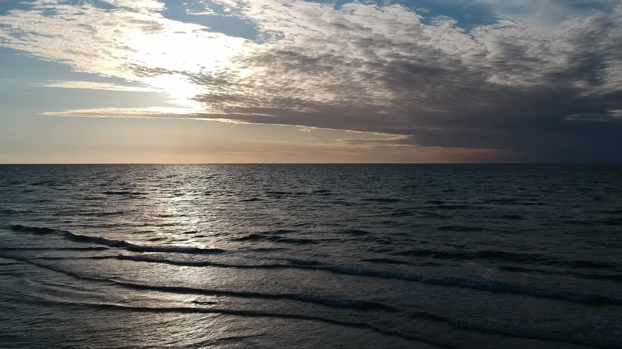 Movimento verso l'alto e ascesa sopra la spiaggia.