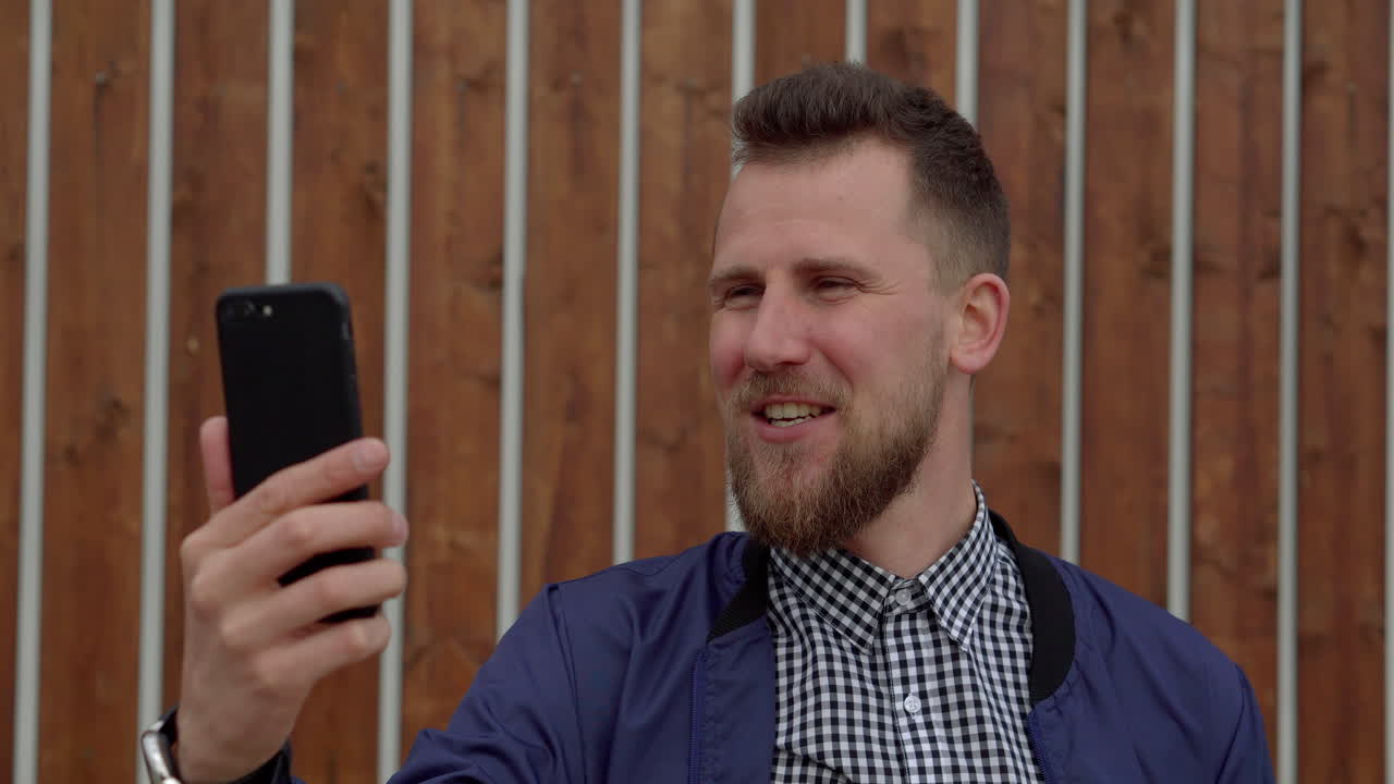 hombre tomando una selfie o una llamada de video