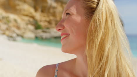 mujer sonriente en una playa