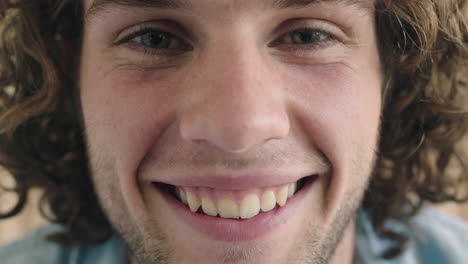 retrato en primer plano de un joven simpático y amigable rostro sonriente alegre mirando a la cámara atractivo hombre caucásico feliz