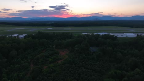 Drone-Rastrea-El-Despegue-Del-Avión-Desde-El-Aeropuerto