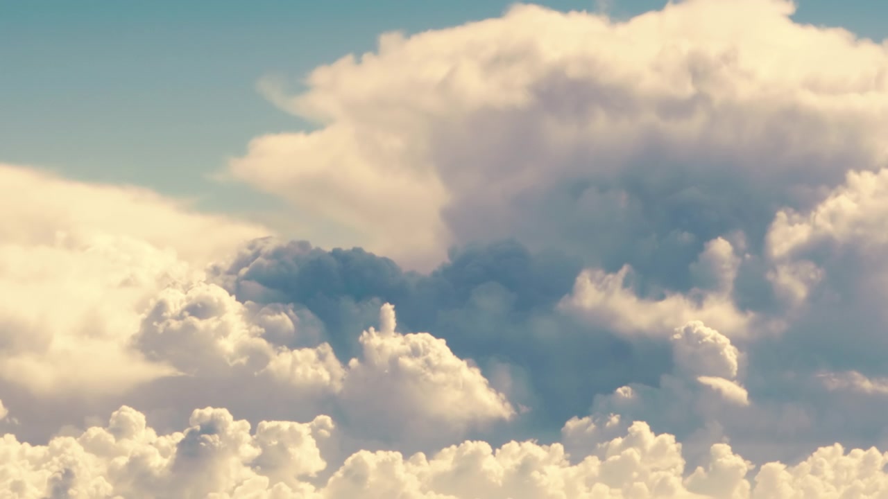 Pengambilan Gambar Pan Ke Atas yang Menyingkap Tumpukan Awan Gelap Besar Menjatuhkan Bayangan Dalam pada Awan Kumulus di Bawah. Rekaman Langit Udara yang Dramatis