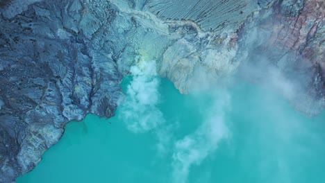 vista aérea del cráter de kawah ijen, en la isla de java, en indonesia