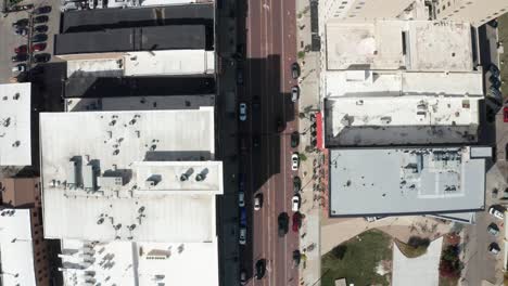 centro de la ciudad de pedernal, tiro de dron aéreo de michigan después del automóvil
