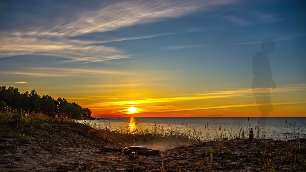 un hombre se mueve a lo largo de una playa mientras el sol se pone sobre el horizonte, creando un impresionante efecto timelapse