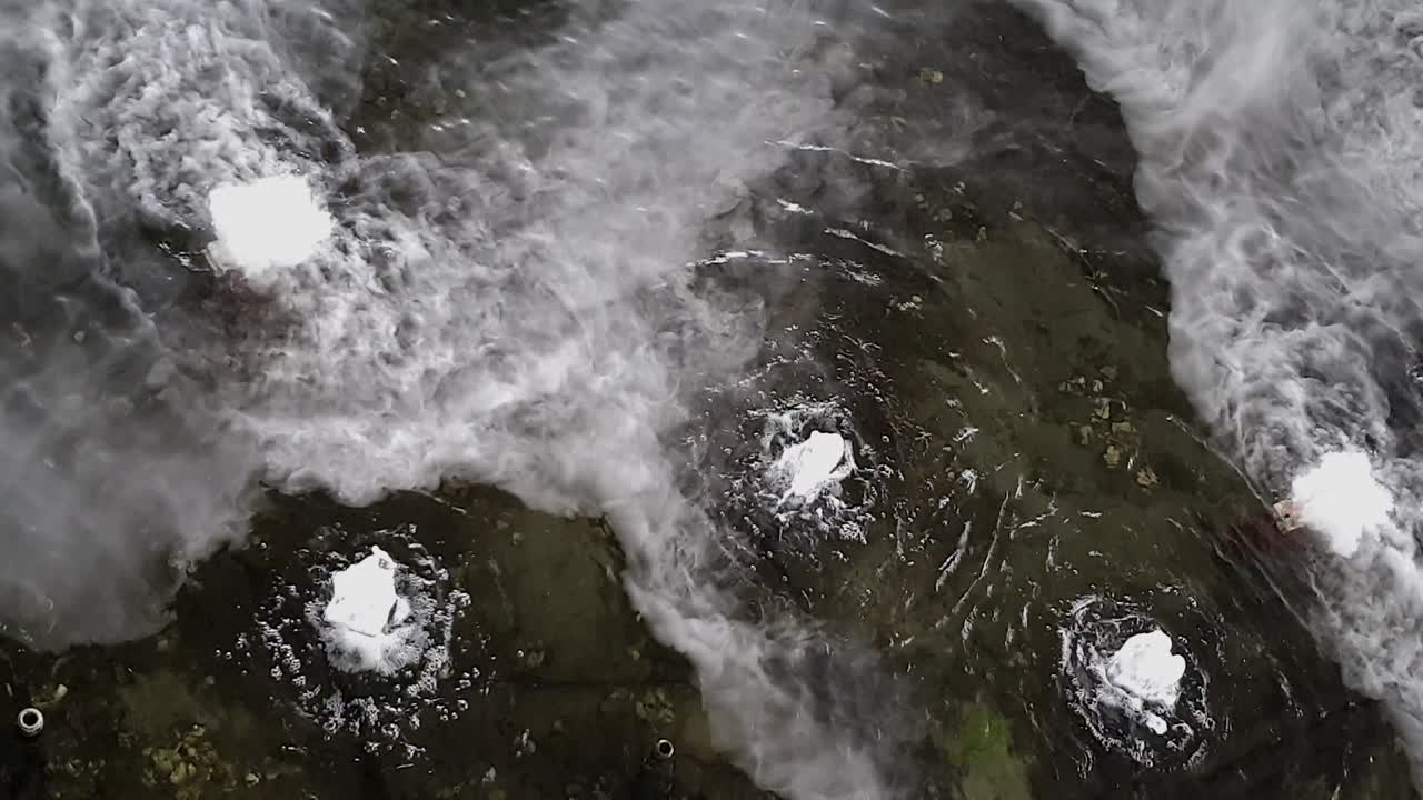 물 위의 안개 흐름 분수 표면 파동 느린 동작 움직임 질감 아름다운 구름이 된 풍경 배경