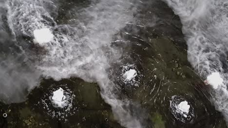 flujo de niebla sobre la superficie de la fuente de agua ondulación movimiento lento textura hermoso paisaje nublado fondo
