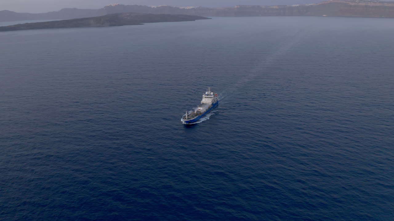 toma panorámica lenta de arriba hacia abajo de un gran barco en santorini, grecia
